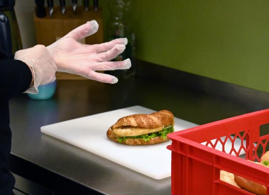 Brötchen und Handschue